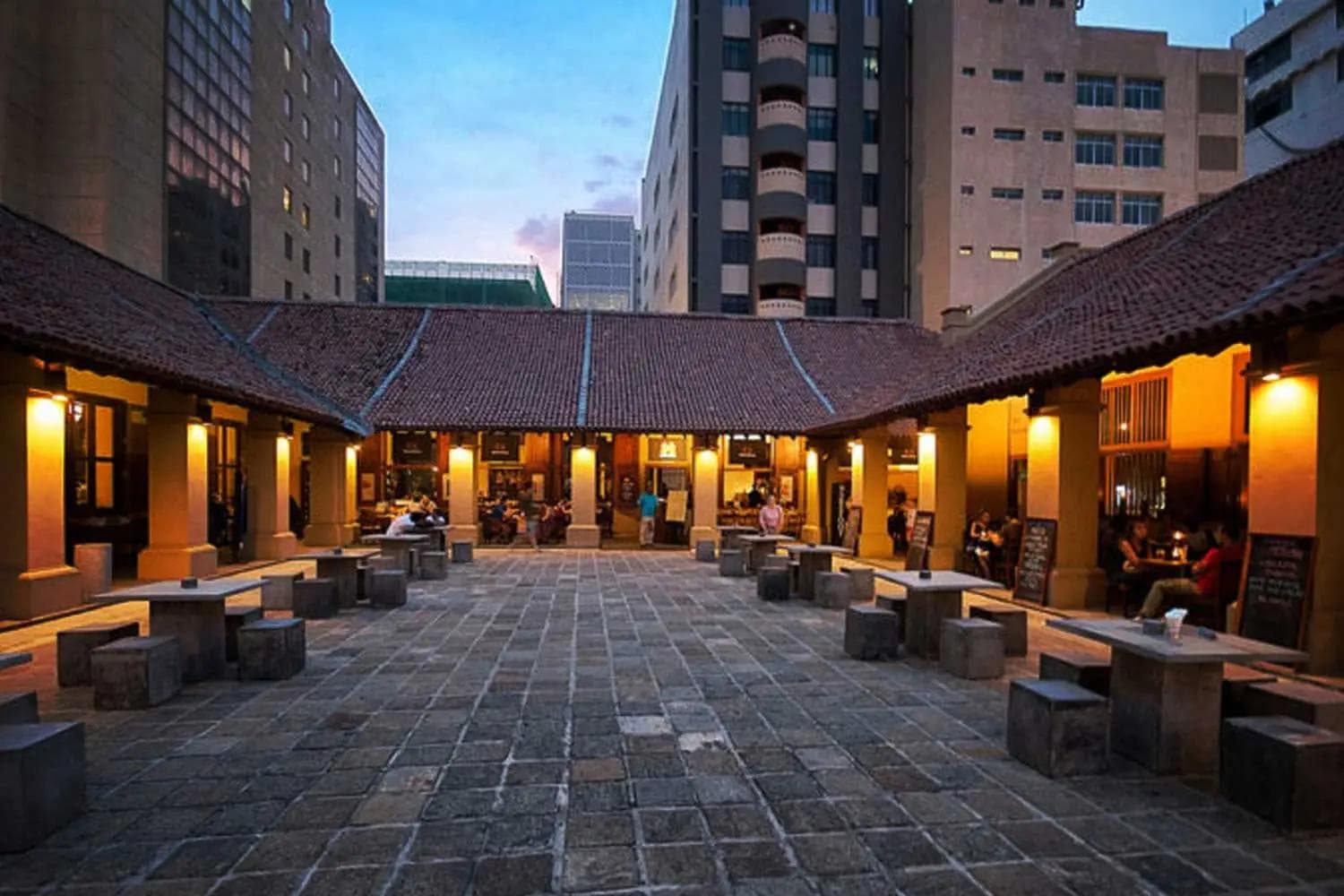 Dutch Hospital - Shopping Precinct: The Colonial Courtyard